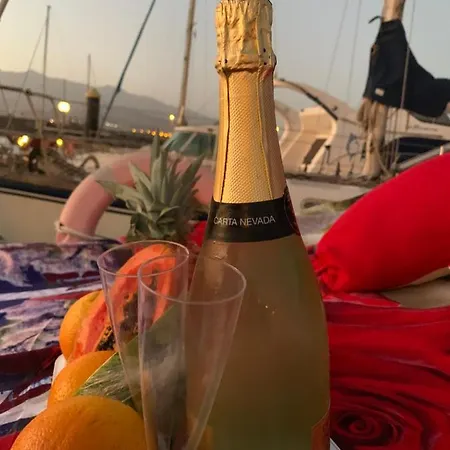 Botel Alquiler De Barco